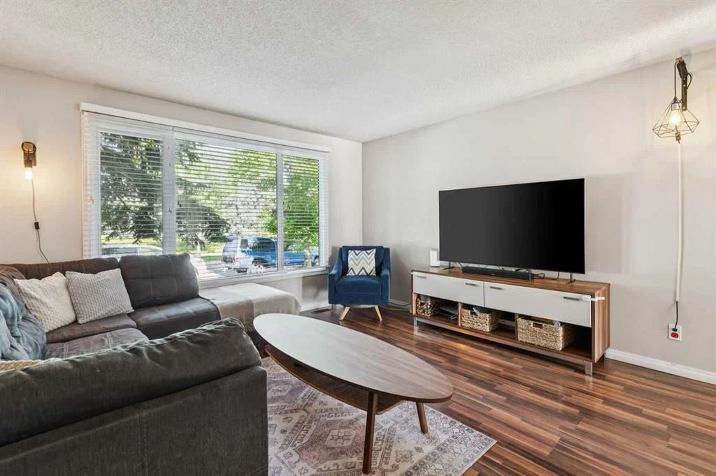 558 Strathcona Drive SW, Calgary — photo 4 of 21