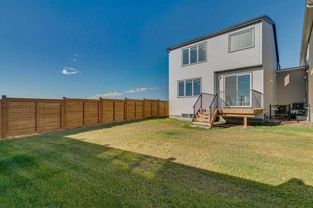 29 Hotchkiss Circle SE, Calgary — photo 4 of 46