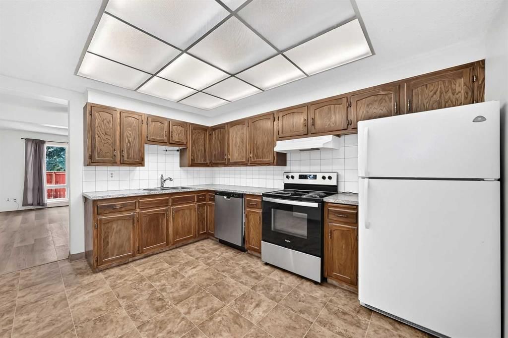 130, 330 Canterbury Drive SW, Calgary — photo 4 of 29