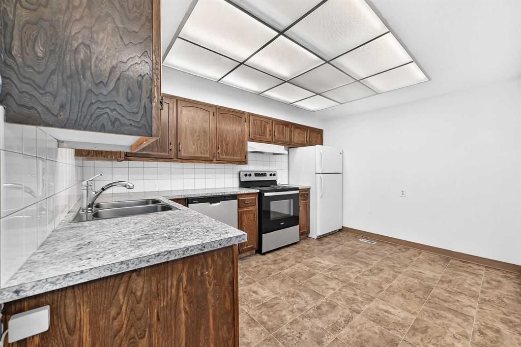 130, 330 Canterbury Drive SW, Calgary — photo 5 of 29