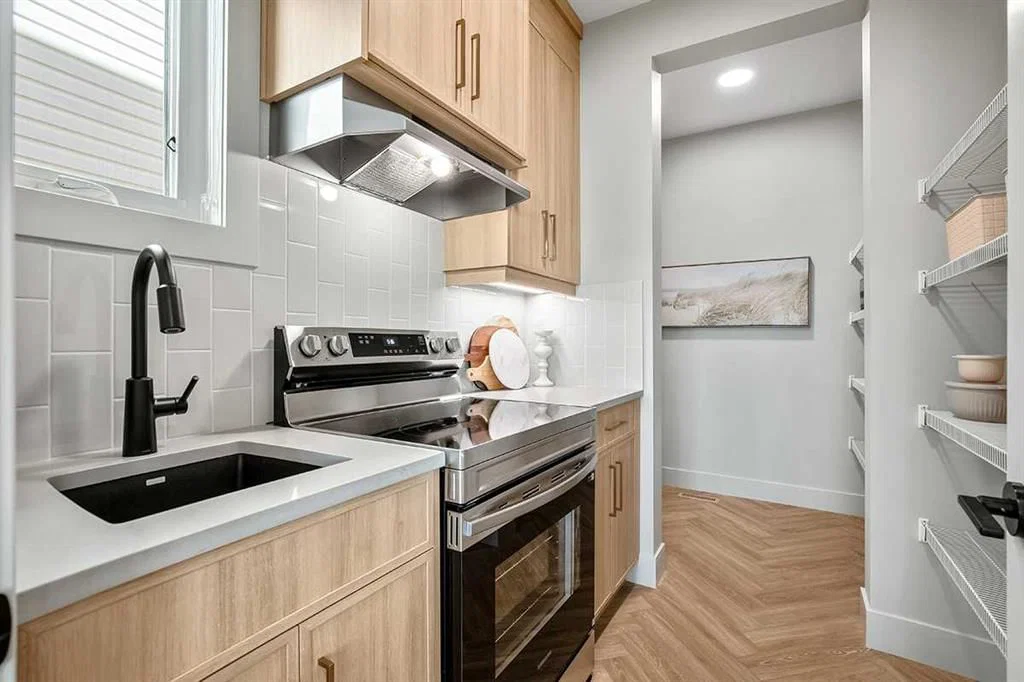 25 Hotchkiss Circle SE, Calgary — photo 5 of 30