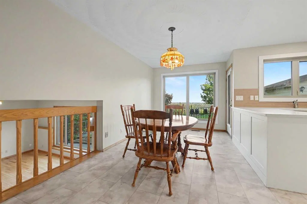 71 Coach Gate Way SW, Calgary — photo 4 of 34