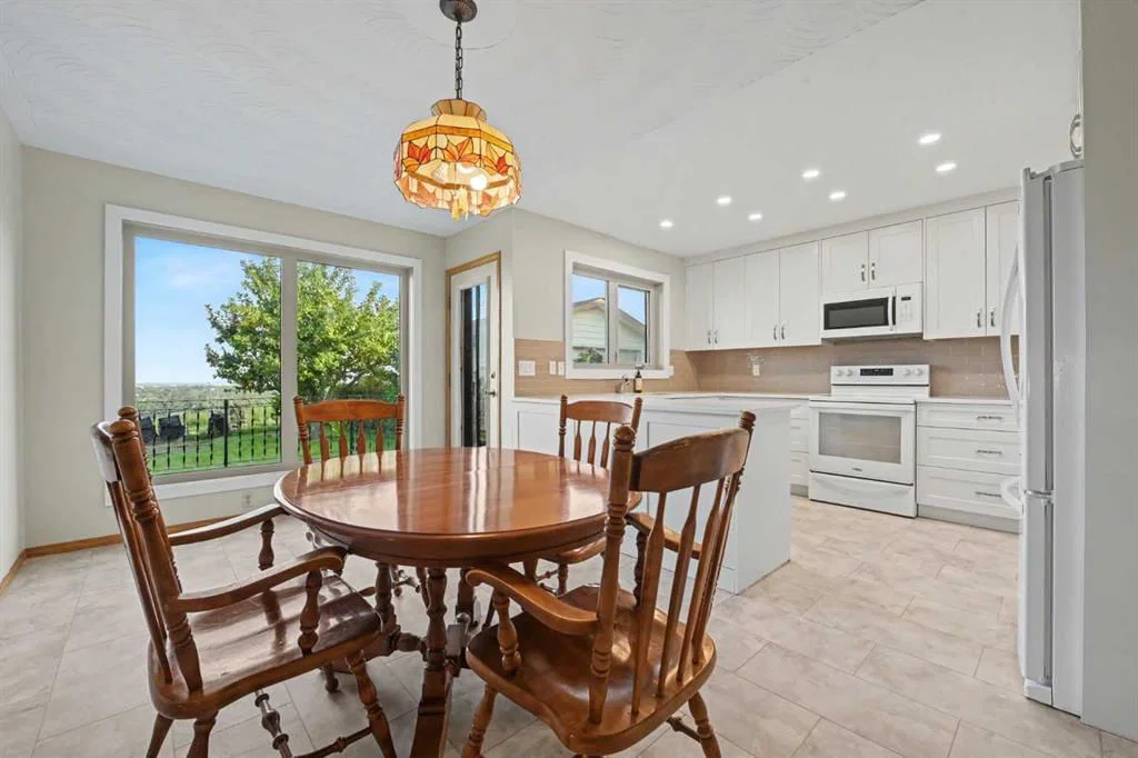 71 Coach Gate Way SW, Calgary — photo 5 of 34