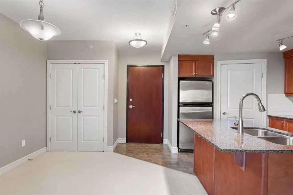 802, 910 5 Avenue SW, Calgary — photo 3 of 39