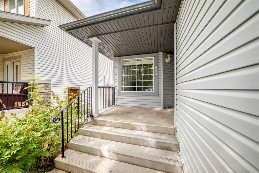 136 Bridlemeadows Common SW, Calgary — photo 4 of 49