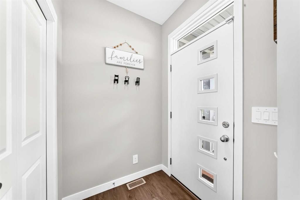 471 Livingston Way NE, Calgary — photo 2 of 46