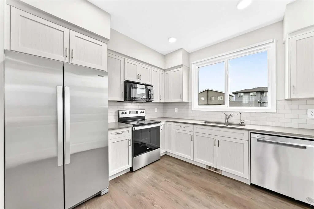 471 Livingston Way NE, Calgary — photo 3 of 46