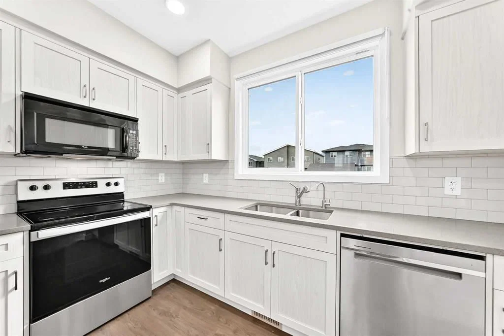 471 Livingston Way NE, Calgary — photo 4 of 46