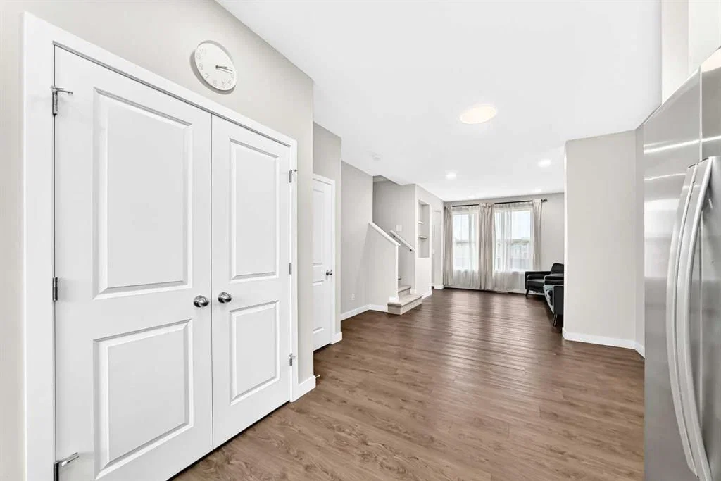 471 Livingston Way NE, Calgary — photo 5 of 46