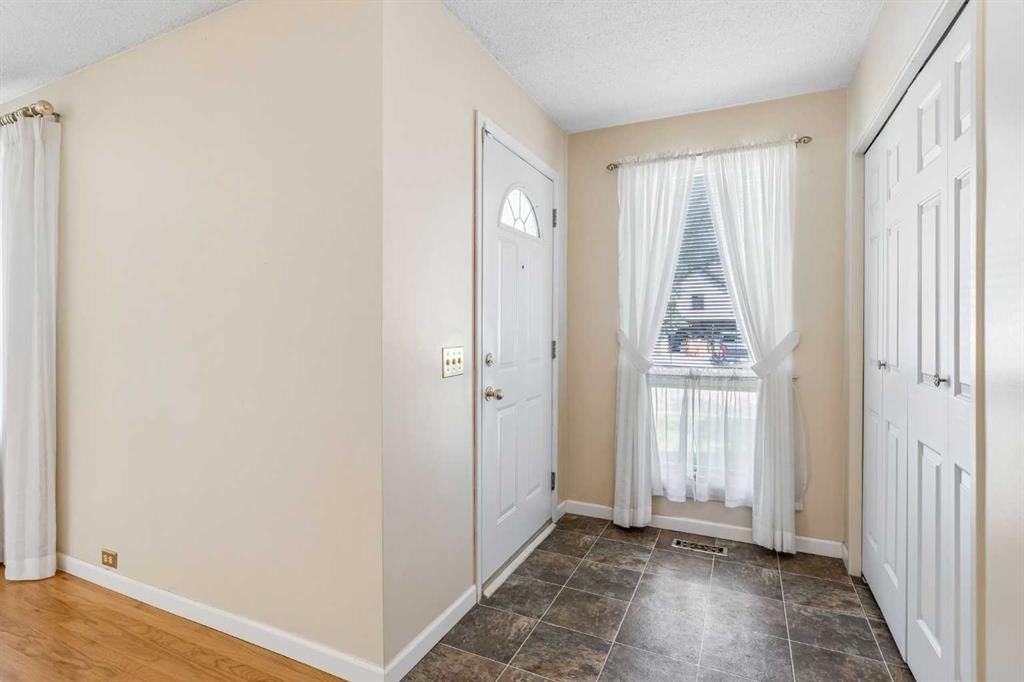 10719 Mapleshire Crescent SE, Calgary — photo 5 of 40