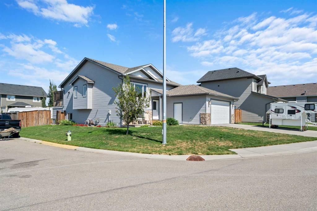1546 Idaho Street, Carstairs — photo 2 of 32