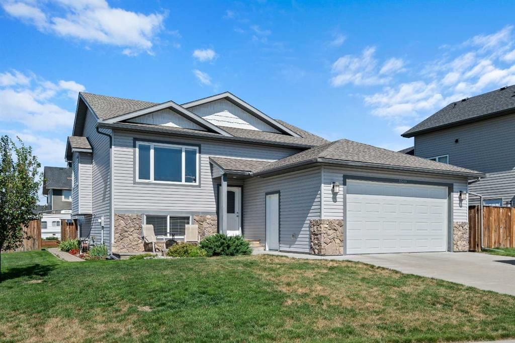 1546 Idaho Street, Carstairs — photo 3 of 32