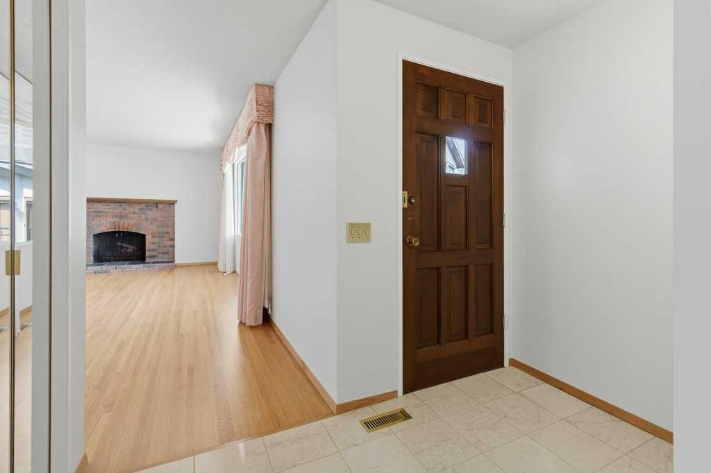 1032 Cannock Place SW, Calgary — photo 4 of 50