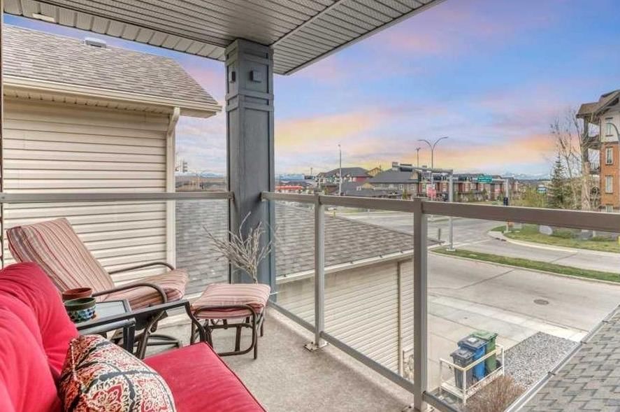 8 Sunset Square, Cochrane — main listing photo