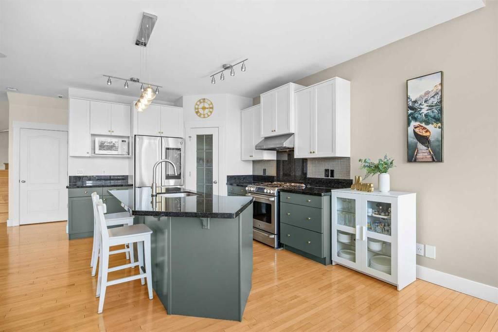 122 Springborough Point SW, Calgary — photo 5 of 50