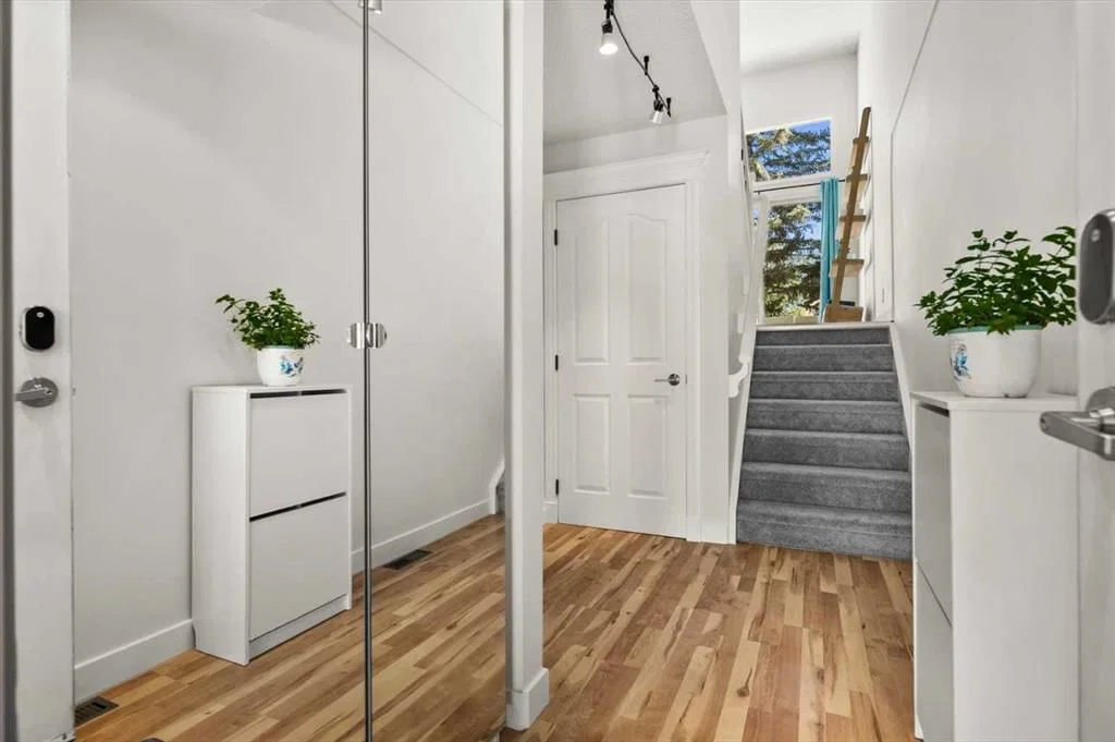 208 Queenston Heights SE, Calgary — photo 4 of 38