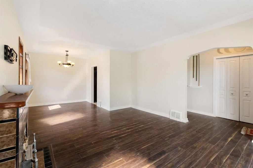 1741 24 Street SW, Calgary — photo 5 of 45