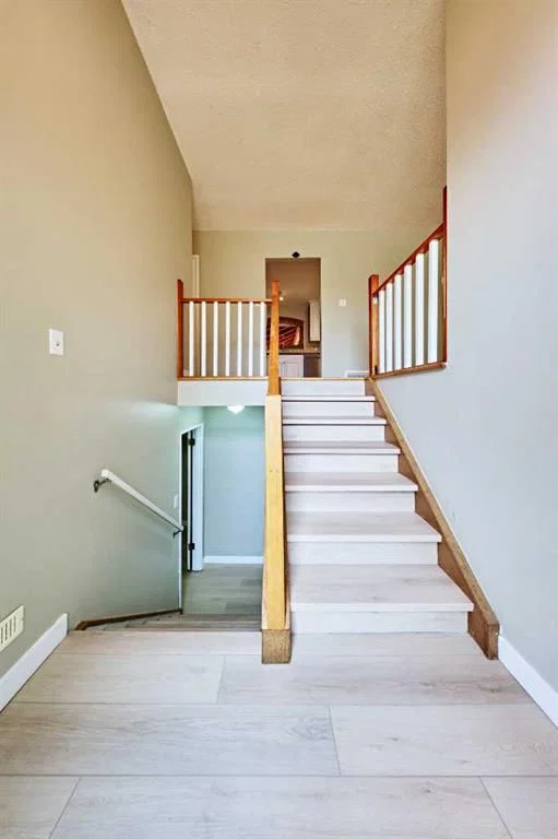 4820 49 Avenue NW, Calgary — photo 4 of 45