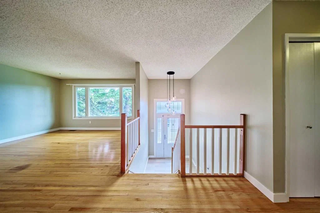 4820 49 Avenue NW, Calgary — photo 5 of 45