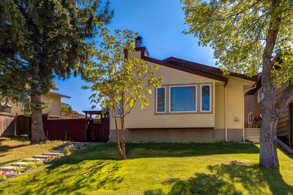 116 Bearberry Crescent NW, Calgary — main listing photo