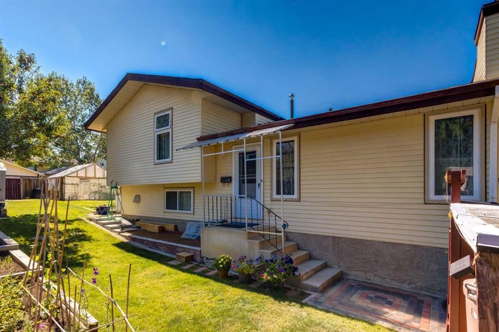 116 Bearberry Crescent NW, Calgary — photo 2 of 44