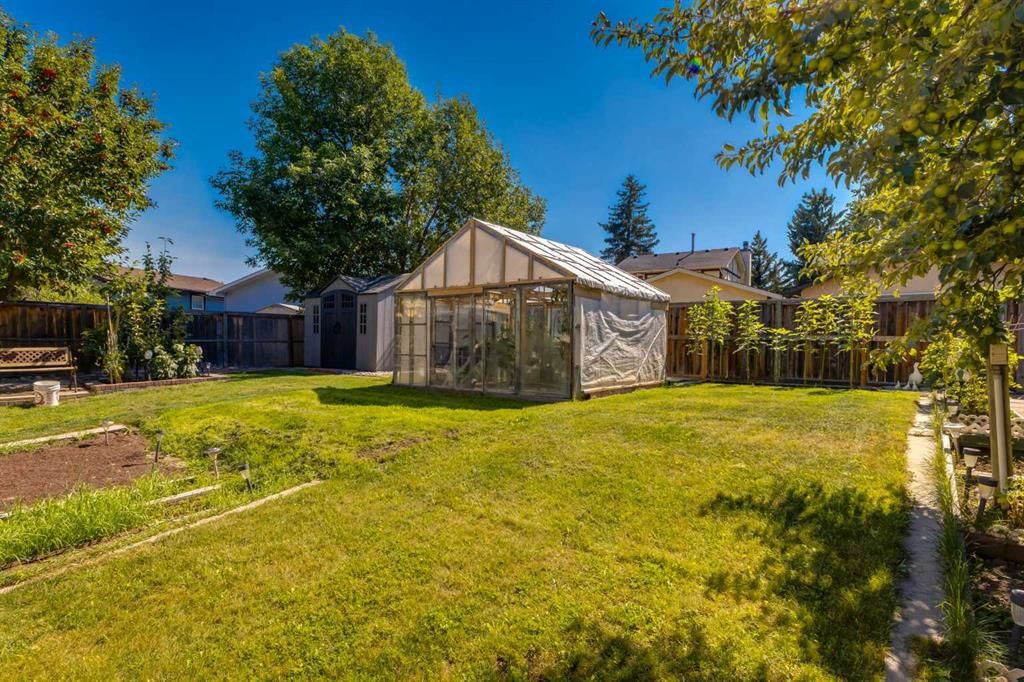 116 Bearberry Crescent NW, Calgary — photo 3 of 44