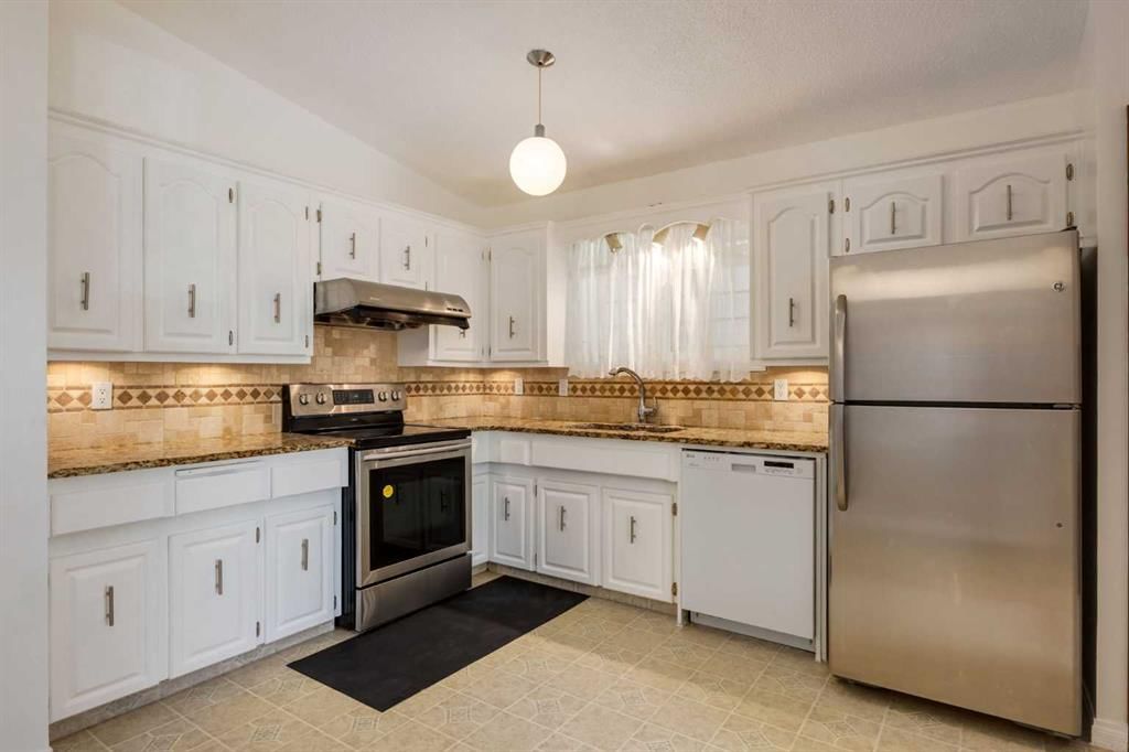 116 Bearberry Crescent NW, Calgary — photo 4 of 44