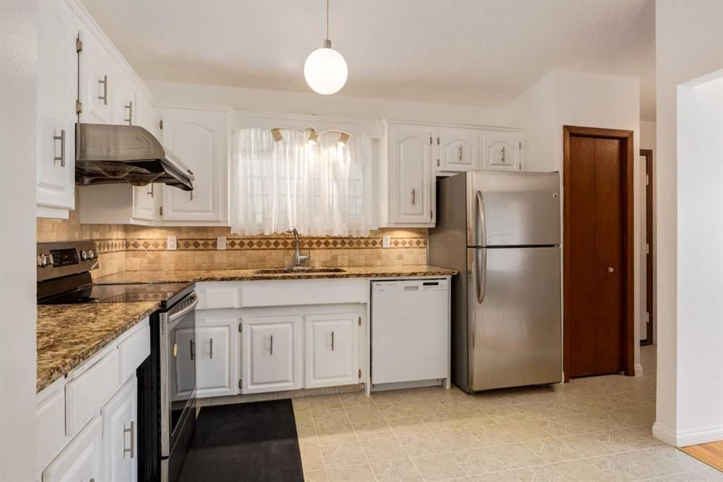 116 Bearberry Crescent NW, Calgary — photo 5 of 44