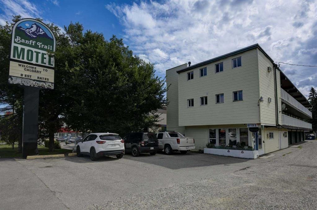 2107 16 Avenue NW, Calgary — main listing photo