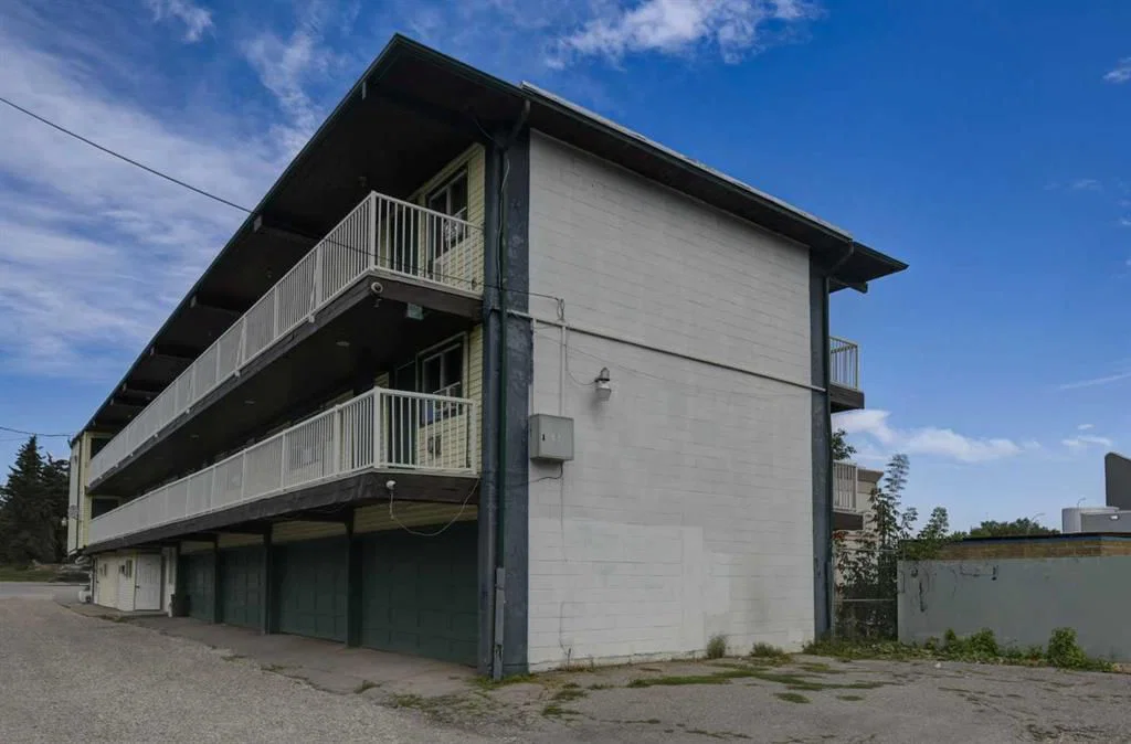 2107 16 Avenue NW, Calgary — photo 3 of 20