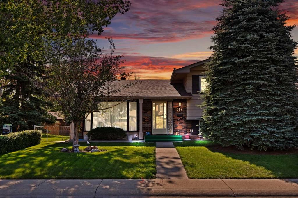 256 Parkwood Close SE, Calgary — main listing photo