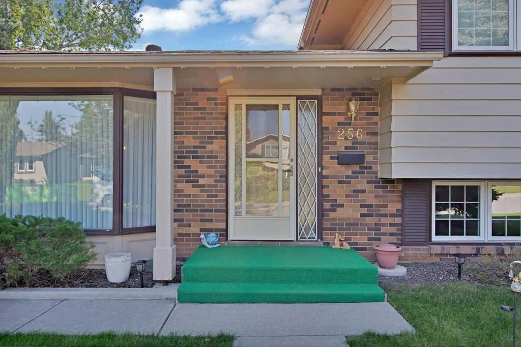 256 Parkwood Close SE, Calgary — photo 3 of 48