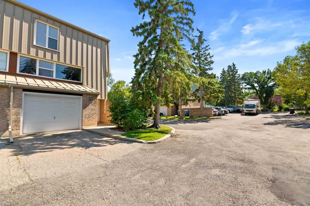 31 Brae Glen Court SW, Calgary — photo 2 of 41