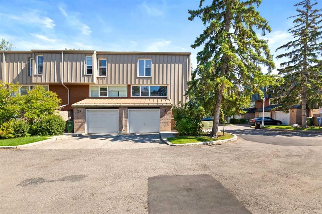 31 Brae Glen Court SW, Calgary — photo 3 of 41