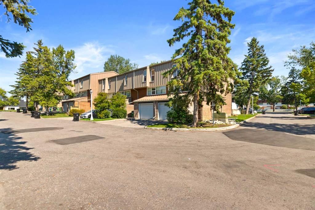 31 Brae Glen Court SW, Calgary — photo 4 of 41