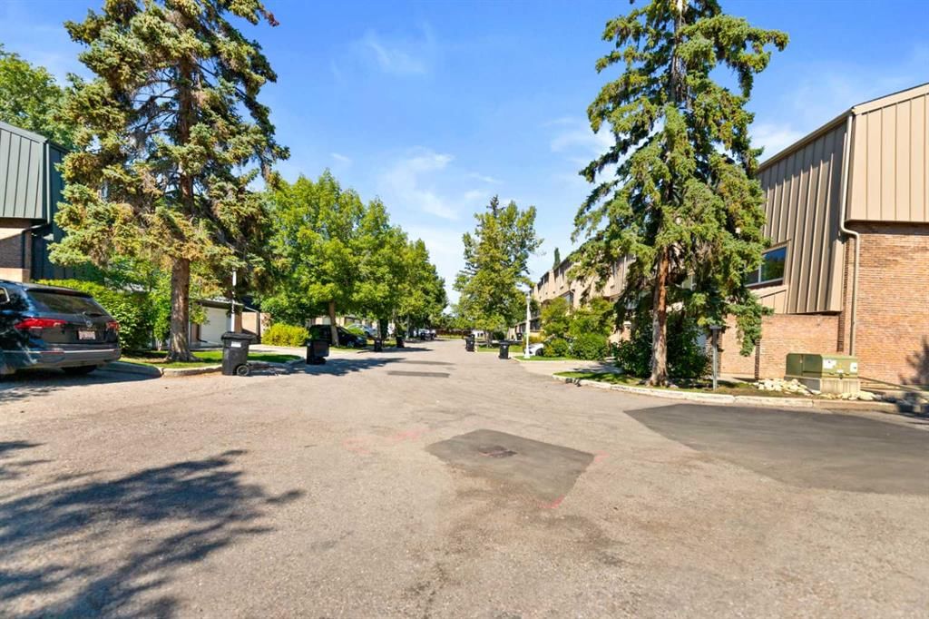 31 Brae Glen Court SW, Calgary — photo 5 of 41