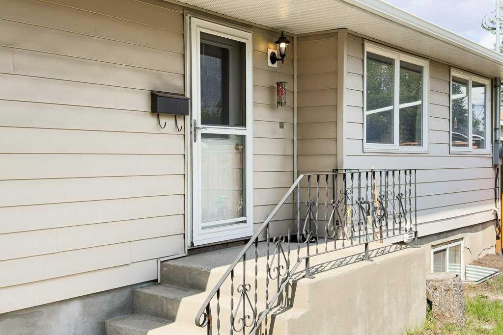 44 Lynndale Road SE, Calgary — photo 5 of 43