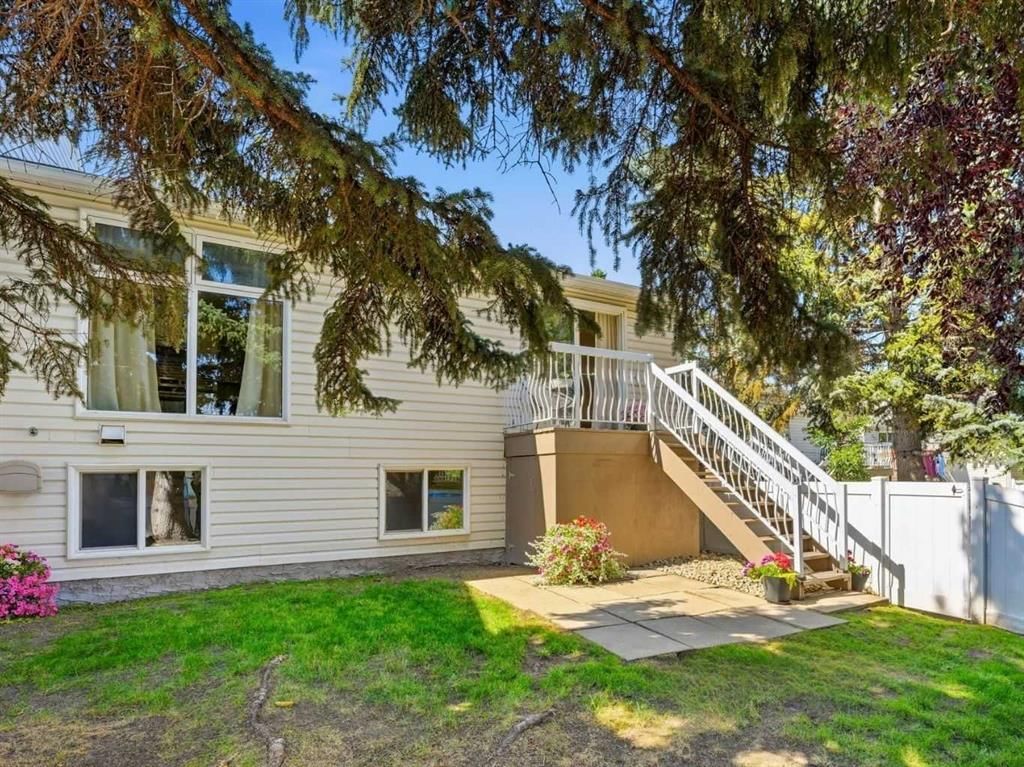 237 Sabrina Way SW, Calgary — photo 2 of 28