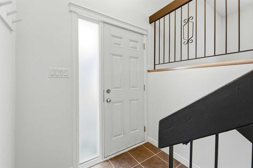 237 Sabrina Way SW, Calgary — photo 3 of 28