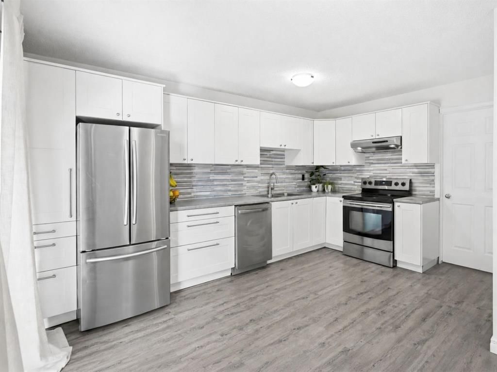 237 Sabrina Way SW, Calgary — photo 5 of 28
