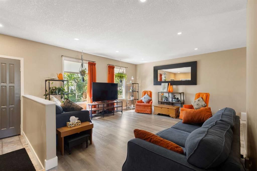 204 Rundleridge Drive NE, Calgary — photo 3 of 44