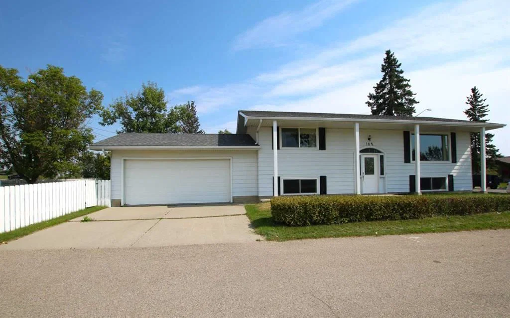 108 Flett Drive NE, Airdrie — photo 2 of 26