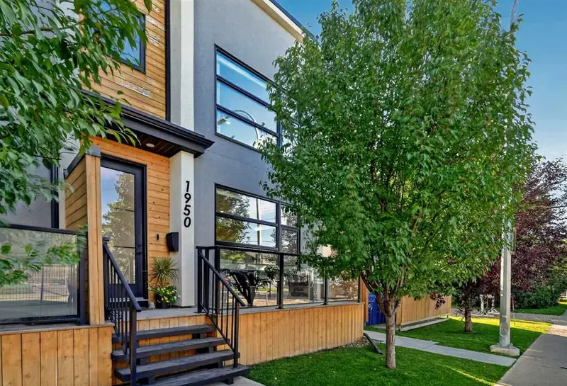1950 12 Street NW, Calgary — photo 2 of 34