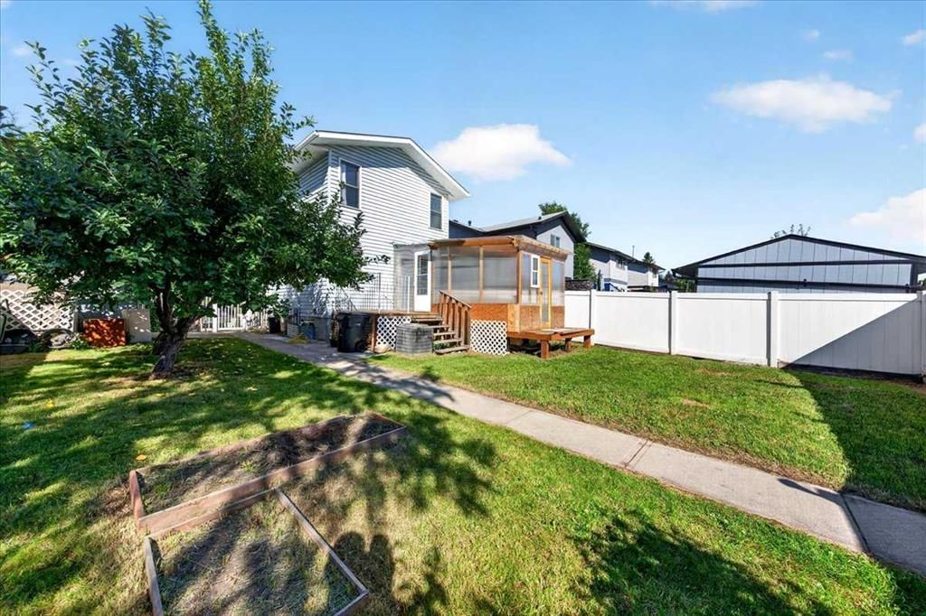 6663 Temple Drive NE, Calgary — photo 5 of 48