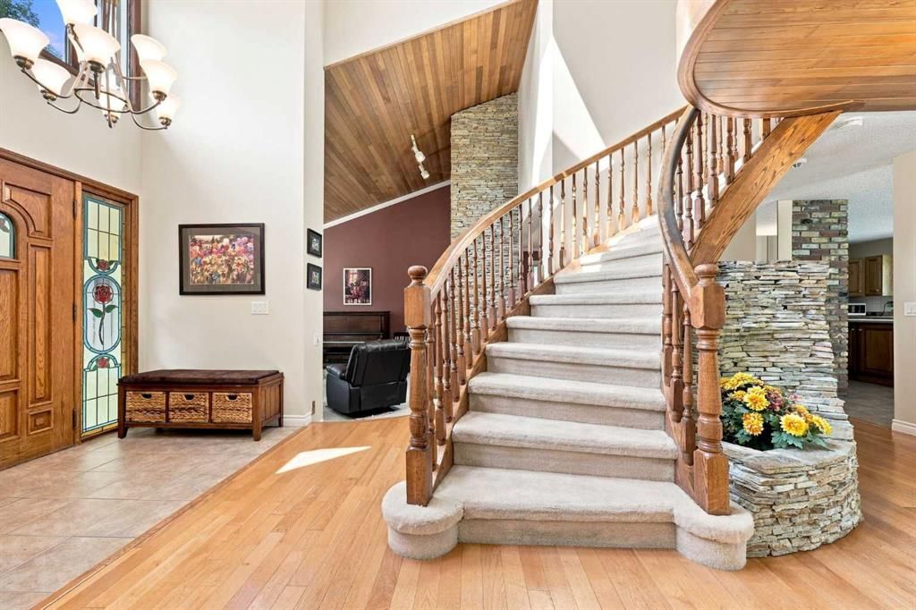 952 Edgemont Road NW, Calgary — photo 5 of 50