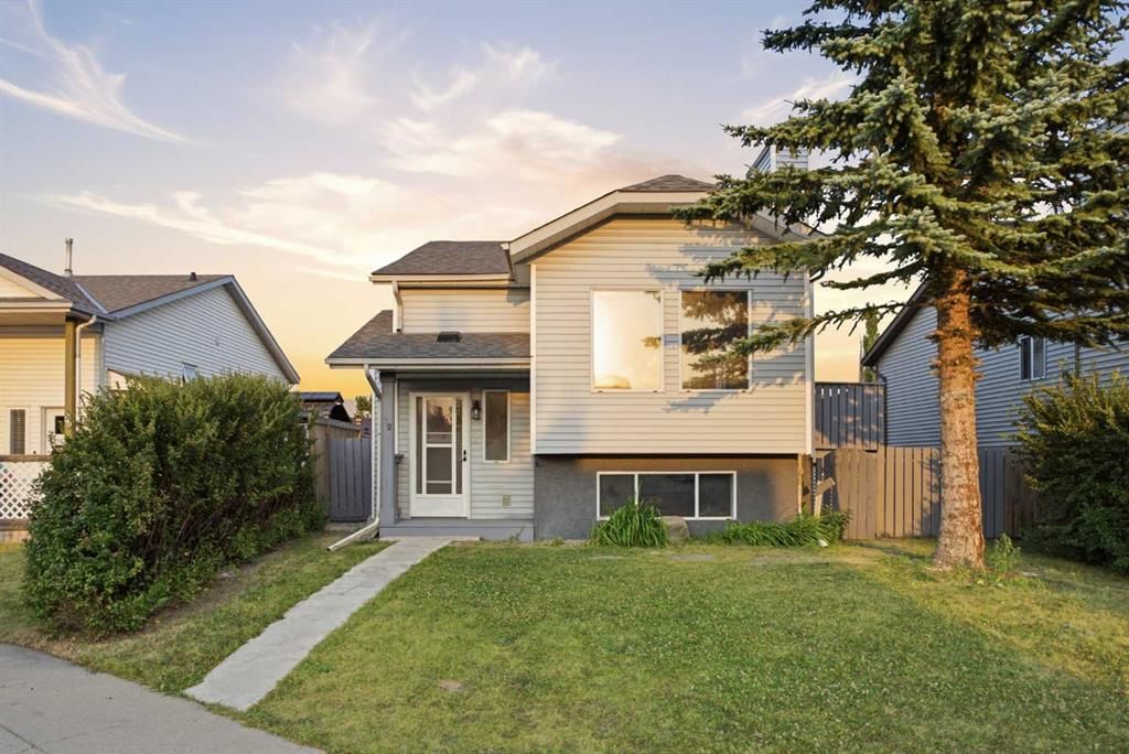 52 Erin Meadows Court SE, Calgary — photo 4 of 32