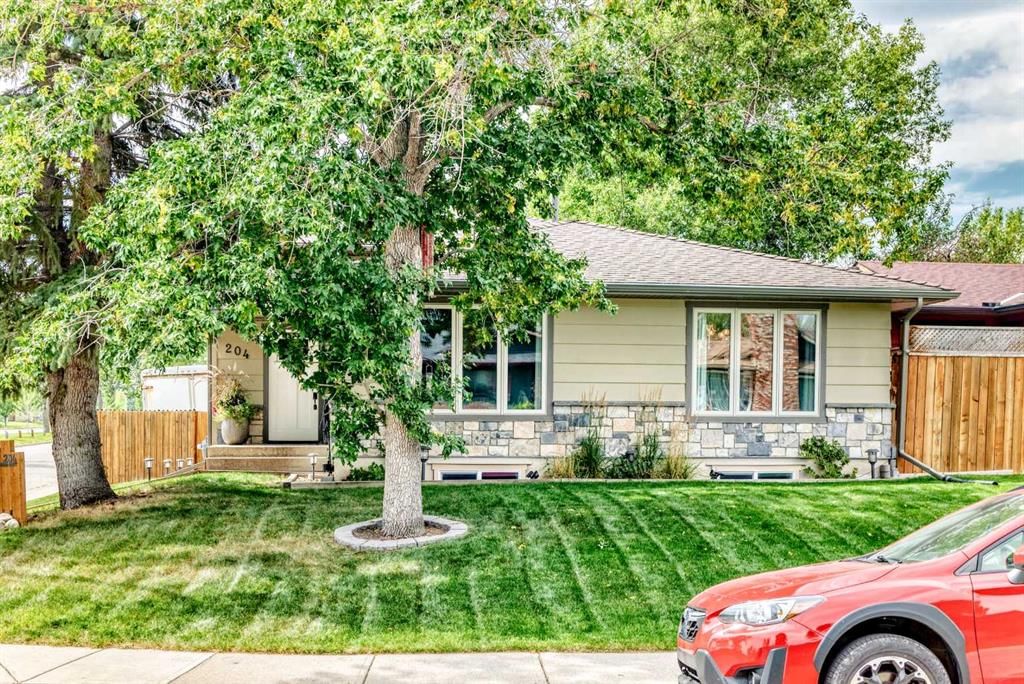 204 Midridge Crescent SE, Calgary — photo 2 of 41