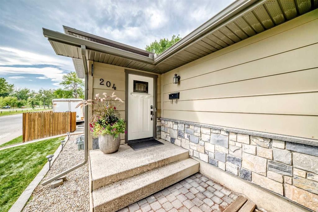 204 Midridge Crescent SE, Calgary — photo 3 of 41