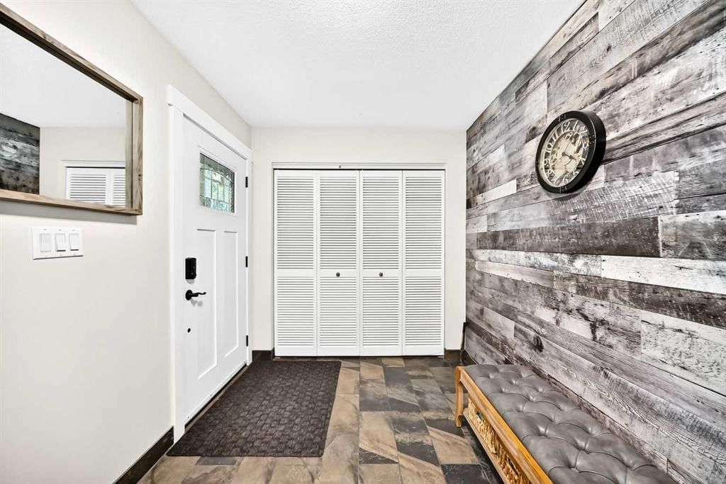 204 Midridge Crescent SE, Calgary — photo 4 of 41