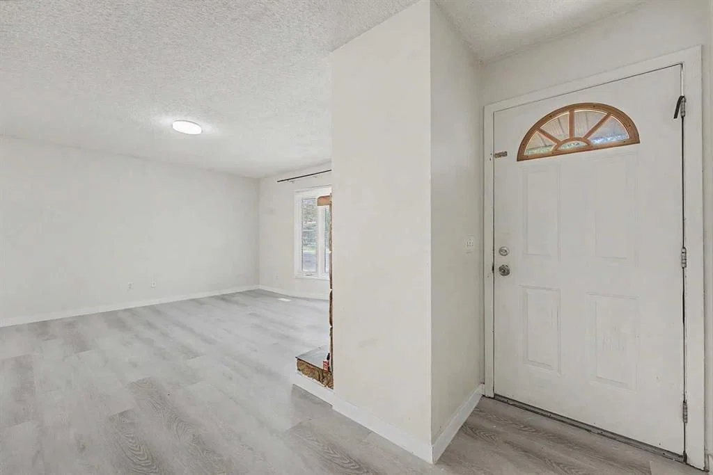 5615 temple Drive NE, Calgary — photo 2 of 33